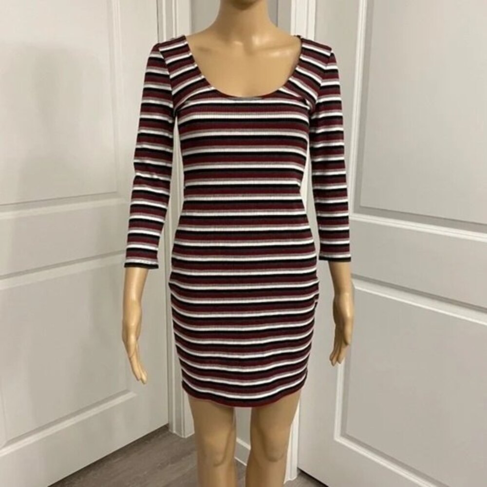 Women's Striped Bodycon Dress. Multicolor. Small. 3/4 Sleeve. Scoopneck. Cute.